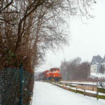 Nun hat es angefangen kräftig zu schneien, die HLB RB 96 „Hellertalbahn“ ist durch und die zurzeit an die KSW (Kreisbahn Siegen-Wittgenstein) vermietete RBH 802 „Ruhrpott Sprinter“ / 275 802-3 (98 80 0275 802-3 D-RBH), ei ...