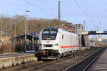 105 007-9 ist auf Testfahrt und rauscht mit hoher Geschwindigkeit am 16.01.2026 duch den Tostedter Bahnhof.