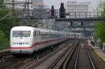 Nachschuss auf den ICE 546/556 nach Kln/Bonn Flughafen und Kln Hbf auf der Berliner Stadtbahn. Der erste Zugteil fhrt schon in die Kurve des Bahnhofs Zoologischer Garten.