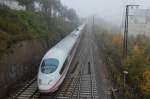 Aus dem Nebel heraus schleicht sich ein ICE 3 das Geflle nach Ulm hinunter.