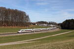 412 232 war als 'ICE 116' am 26. Februar 2026 bei Axdorf im Chiemgau auf dem Weg nach Frankfurt.