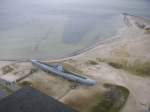 Blick von der Aussichtsplattform des Marineehrenmals von Laboe (Ostsee)auf den dortigen Strand und auf ein dort ausgestelltes deutsches U-Boot aus dem zweiten Weltkrieg.
Aufgenommen im peitschenden Regen im Mrz 2008
