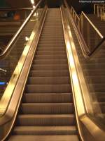 An jeden groen modernen Bahnhof gehren Rolltreppen, wie hier in Berlin.