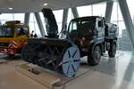 (282'997) - Unimog Schneeschlueder am 11. Dezember 2025 in Stuttgart, Mercedes-Benz Museum