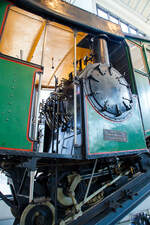 Detailbild des Bhm 1/2 Zahnrad-Dampftriebwagen Nr.10 der Pilatus Bahn ausgestellt im Deutschen Museum Verkehrszentrum in München (Theresienhöhe), hier am 16.06.2018. Leihgabe der Pilatus Bahnen.

Der Dampftriebwagen wurde 1900 von der SLM ...