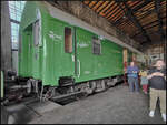 Ein möglicher Postwagen mit angeschriebener Nummer  77 843 , zu dem ich keine Informationen gefunden habe, konnte im Depot der IG Bw Dresden-Altstadt e.V. beim 17. Dresdner Dampfloktreffen auch von innen besichtigt werden. Das Foto entstand bei engen Platzbedingungen am 12.04.2025. Deshalb ist das gewölbte Dach leider abgeschnitten. Das Dach könnte ein Hinweis auf einen Bautzener Schnellzugwagen sein. Wer Infos zu dem Wagen hat bitte melden, Danke.