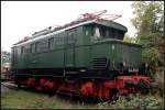 DR 244 103-8 steht ausgestellt im Bw (ex DR; Leihgabe DB Museum, Unt. Ds 30.06.86; Eisenbahnfest des TEV zum Weimarer Zwiebelmarkt, Weimar 10.10.2009)