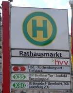 (275'084) - hvv-Haltestellenschild - Hamburg, Rathausmarkt - am 8. Mai 2025