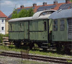 4. Nrdlinger Eisenbahnfest.

Dieser klassische Packwagen gehrt zur Gattung Pwi-23 und wurde 1923 aus Dessau geliefert. Bei der Nummernvereinheitlichung 1930 wurde er zu  Nummer 114 165 Wuppertal. Ab 1964 wurde er als bei der DB erst als Gertewgagen, spter dann als Wohn- und Schlafwagen genutzt und entkam daher seiner Verschrottung. Nrdlingen, Juni 2025.
