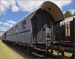 4. Nrdlinger Eisenbahnfest.

Diese wunderbar restaurierte Donnerbchse gehrt zur Gattung BCi-29 und ist ein Ganzstahl-Austauschwagen (alle Teile vereinheitlicht und herstellerunabhngig austauschbar). Der Wagen wurde 1929 von Westwaggon Kln geliefert und bekam 1930 die Nummer 36 698 Karlsruhe. Er berdauerte ab 1962 als Wohn- und Werkstattwagen der DB. Nrdlingen, Juni 2025.