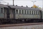 Mit Dampf zur Winzer-Kirwi.

58 311 steht in Achern mit ihrem Sonderzug zur Fahrt auf die Achertalbahn bereit. Im Bild der Eilzugwagen 72 796 Karlsruhe. Oktober 2025. 
