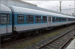 Blauer Silberling D-GfF 50 80 22-34 587-2 Bnrz im Sandwich zwischen 185 391 und 185 394. Duisburg, Februar 2026.