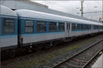 Blauer Silberling D-GfF 50 80 22-35 715-8 Bnrz im Sandwich zwischen 185 391 und 185 394. Duisburg, Februar 2026.