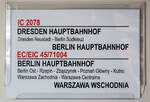 Zuglaufschild des IC 2078 von Dresden Hbf - Berlin Hbf und dann weiter als „Berlin-Warszawa-Express“ EC 45 (DB) / EIC 71004 (PKPIC) von Berlin über Poznań Główny (Posen) nach Warszawa Wschodnia (Warschau Ost), hier am  ...
