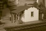 Hier nun das Gegenstck zum Original. Entstanden vor ca 20 Jahren im Mastab 1:87 als Diorama...
Auer den Dachplatten und dem Gleis ist alles im Eigenbau entstanden.