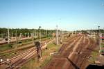 Blick auf den Rangierbahnhof. Links ist der Regional-Haltepunkt zu sehen. Im Vordergrund das Signal Ra (Rbf Wustermark, 11.07.2008)