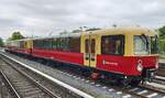 Aussichtstriebwagen 488 501-8/488 001-9 der Berliner S-Bahn in Erkner.