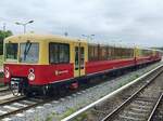 Aussichtstriebwagen 488 501-8/488 001-9 der Berliner S-Bahn in Erkner.