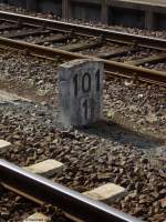 Jahrzente lang gehrten die Hektometertafeln aus Stein zum Alltag. Die durch  2 teilbaren Kommastellen  wurden mittlerweise durch Kunststoffschilder ersetzt. An der ein oder anderen Stelle ist aber noch ein  ungerader  Kilometer stehen geblieben, wie hier im Bahnhof Gerolstein - 101,1 km von Hrth-Kalscheuren (bei Kln) entfernt, wo die Eifelstrecke von der linken Rheintalstrecke abzwiegt. Mai 2009