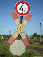 Erst auf den letzten Blick wird der Autofahrer auf das Stoppschild am Bahnbergang aufmerksam. Dazu kommt noch 1,5 Meter Sicherheitsabstand zwischen Oberleitung und Lkw. Rbf Wustermark, Tag der offenen Tr, Mai 2009