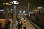 Viel Tageslicht fällt durch die Oberlichter an den Säulen in den Bahnhof. Auf den Galerien kann man dem Geschehen im Bahnhof zuschauen. Zur Eröffnung des Bahnhofs waren dort Stände aufgebaut (Berlin Bundestag, 08.08.2009)