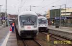 Gleich 2 IC's stehen im Stralsunder Hbf bereit. Der linke IC wurde gerade vom Personal gereinigt, der rechte IC wird es gleich danach. Stralsund Hbf den 06.10.2006
