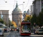 Strassenbahn in Mannheim vor dem Wasserturm, dem Wahrzeichen der Stadt.