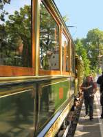 Eng geht es in der Endstelle Altes Wasserwerk zu, her am hist. Beiwagen 808