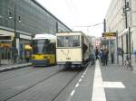 ALT (Beiwagen 984) und NEU (Niederflurwagen) in der Haltestelle Alexanderplatz-Dierksenstrasse, 12.10.2008

http://altebahnen.startbilder.de/bilder/thumbs/tn_1740.jpg