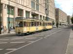 T24/B24-Zug verlt die Diercksenstrasse am Bhf Alexanderplatz, Juli 2009