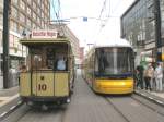 Tw 10 und fnfteiliger Flexity auf der Linie M2 am Alexanderplatz, Berlin Juli 2009