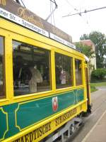 An der Abfahrtshaltestelle in Sandow, hist. Triebwagen der Strassenbahn Cottbus