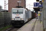 BR 386 015-2 von Metrans mit Containerzug durch HH-Bergedorf -> Schwarzenbek. 9.Juli 2025