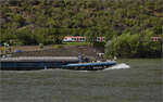 Ein 427 der Vias fährt im Hintergrund beim Fähranleger Filsen vorüber während die Bavaria 83 flussaufwärts schippert. Juli 2024.