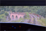 Blick aus dem Zug der Hunsrückbahn auf den Hubertusviadukt. Emmelshausen, Juli 2024.