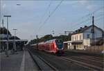 446 001, 446 002, sowie 446 047 und 446 048 in Neu Isenburg. Juli 2024.