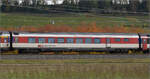 Herbst in Auggen.

101 101 mit dem EC 9 Dortmund – Basel. Im Bild ist der Speisewagen WRm 61 85 88-94 108-7 61 85 10-90 200-2 CH-SBB. Diese Speisewagen sind die einzigen EW IV-Wagen, die ber Konstanz und Singen hinaus Reisen fernab der Schweiz antreten. Oktober 2025.

