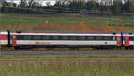 Herbst in Auggen.

101 101 mit dem EC 9 Dortmund – Basel. Im Bild ist Bpm 61 85 20-90 239-5 CH-SBB. Oktober 2025.