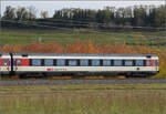Herbst in Auggen.

101 134 mit dem EC 6 auf dem Weg nach Dortmund. Im Bild ist Bpm 61 85 20-90 217-1 CH-SBB. Oktober 2025.