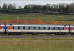 Herbst in Auggen.

101 134 mit dem EC 6 auf dem Weg nach Dortmund. Im Bild ist Bpm 61 85 20-90 204-9 CH-SBB. Oktober 2025.