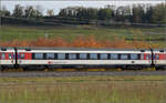 Herbst in Auggen.

101 134 mit dem EC 6 auf dem Weg nach Dortmund. Im Bild ist Bpm 61 85 20-90 238-7 CH-SBB. Oktober 2025.