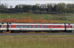Herbst in Auggen.

101 134 mit dem EC 6 auf dem Weg nach Dortmund. Im Bild ist der Speisewagen WRm 61 85 88-94 108-7 61 85 10-90 228-0 CH-SBB. Diese Speisewagen sind die einzigen EW IV-Wagen, die ber Konstanz und Singen hinaus Reisen fernab der Schweiz antreten. Oktober 2025.