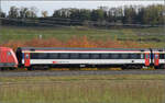 Herbst in Auggen.

101 134 mit dem EC 6 auf dem Weg nach Dortmund. Im Bild ist Apm 61 85 10-90 228-0 CH-SBB. Oktober 2025.