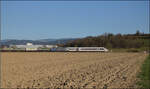 ICE 4 '412 044' begegnet 186 498 mit Ambroggiozug bei Buggingen. Februar 2026.