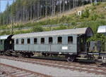 Dampf im Hochschwarzwald. 

23 042 Stg verlsst mit ihrem Museumszug Titisee. Im Bild die Donnerbchse 83 117 Kar der Austauschbauart Gattung Di-27, die kurz darauf in Ciu-27 umgebaut wurde, sprich als 4. Klasse-Wagen noch vor deren Abschaffungen gebaut. berbleibsel der kurz zuvor erfolgten Umstellung auf  die Ganzstahlbauweise ist die Dachsttze der Teilstahlausfhrung, die ein frheres Baudatum vermuten lsst und offenbar noch nicht ganz dem Austauschprinzip folgt. September 2025.