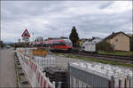 644 040 f�hrt rheinabw�rts durch Warmbach und die Baustelle des k�nftigen Haltepunktes ebendort. M�rz 2026.