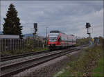 644 050 f�hrt rheinaufw�rts durch Warmbach beim dortigen Bahn�bergang. M�rz 2026.