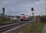 644 050 f�hrt rheinaufw�rts durch Warmbach beim dortigen Bahn�bergang. M�rz 2026.