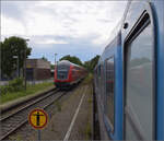 Blick aus dem Zug mit 218 256. Zugbegegnung mit dem IRE 3 nach Basel. Salem, Juli 2024.