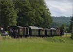 Kurzer Besuch beim Kanderli. 

Der Museumszug mit Lok 30 fhrt nach Wollbach ein. Juli 2024.